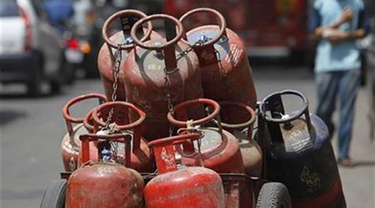 कमर्शियल एलपीजी सिलेंडर की कीमतों में भारी इजाफा; इतने रुपए हुआ महंगा