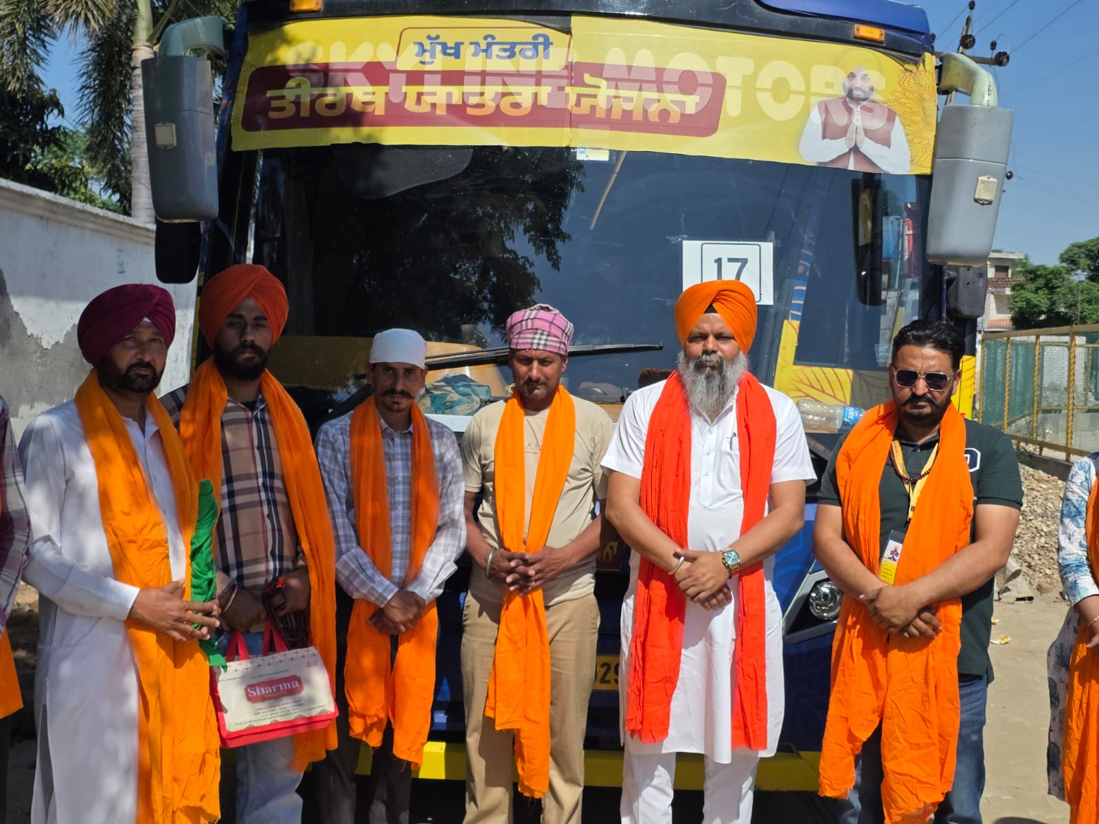 विधायक मनविंदर सिंह ग्यास्पुरा ने मुख्यमंत्री तीर्थयात्रा योजना के तहत गिदरी गांव से अमृतसर जाने वाली बस को हरी झंडी दिखाकर रवाना किया।