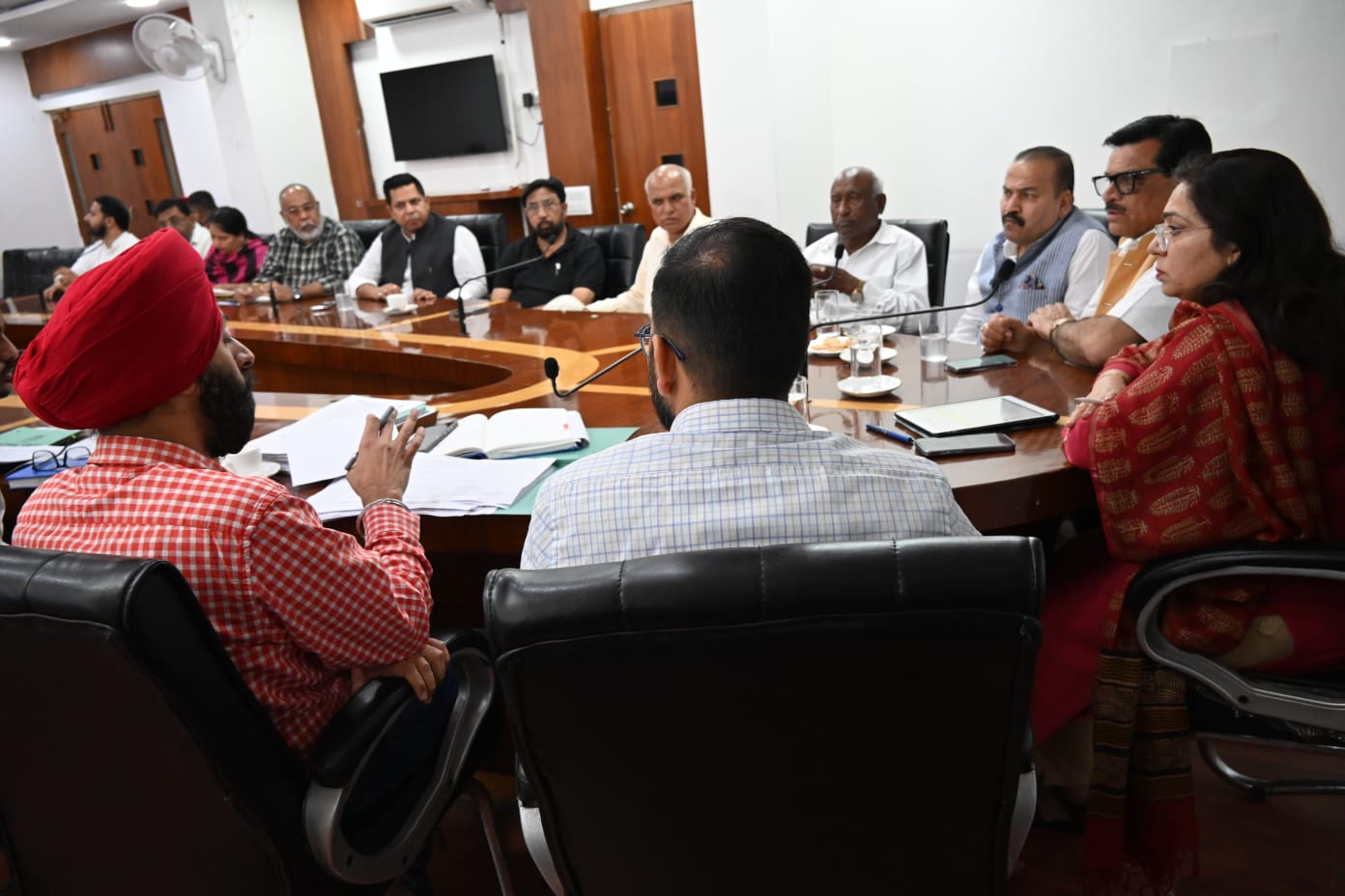 विकास कार्यों में तेजी लाने और स्वच्छता सुनिश्चित करने के लिए विधायक बग्गा, वरिष्ठ उप महापौर प्रशार और नगर निगम प्रमुख डॉ. गुप्ता ने बैठक की