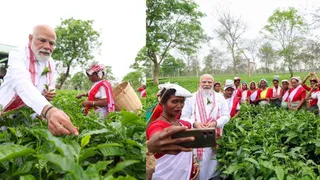 प्रधानमंत्री ने असम में चाय बागान का दौरा किया, वहां काम करने वाली महिलाओं से बात की