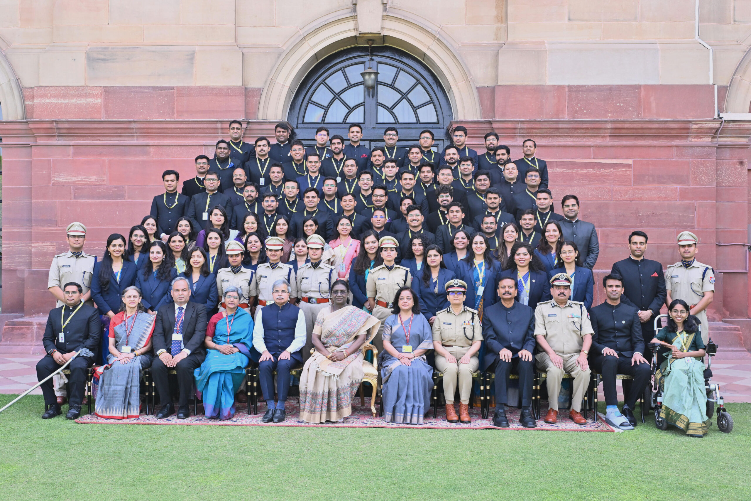 भारतीय रेलवे के परिवीक्षाधीन अधिकारियों और केंद्रीय इंजीनियरिंग सेवा के सहायक कार्यकारी इंजीनियरों ने राष्ट्रपति से मुलाकात की