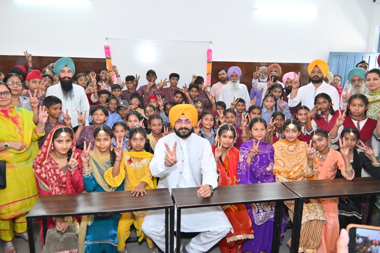 “पंजाब शिक्षा क्रांति”कैबिनेट मंत्री तरुणप्रीत सिंह सौंद ने खन्ना के स्कूलों में ब्यूटी एंड वैलनेस लैब और स्मार्ट क्लासरूम का किया उद्घाटन