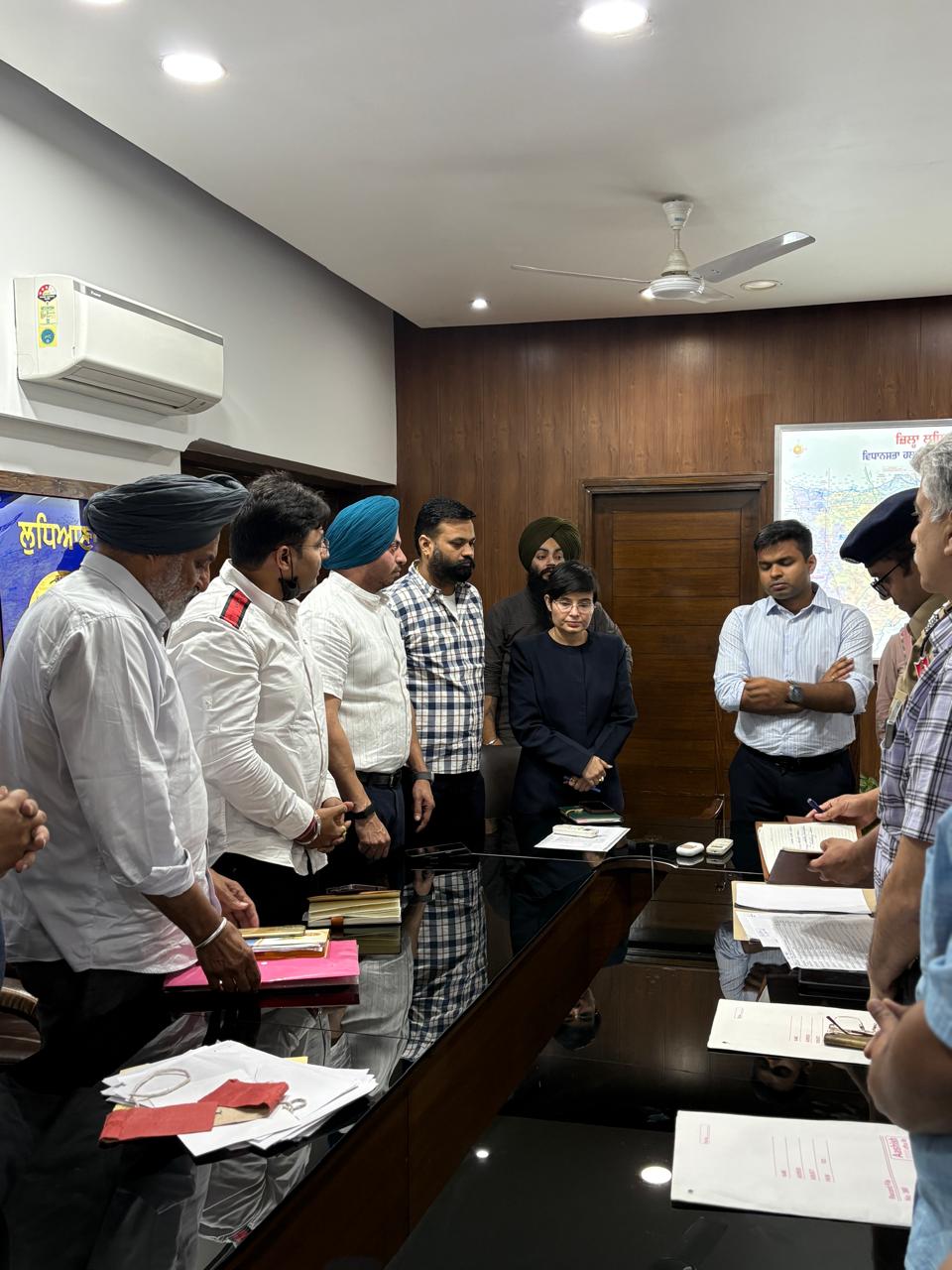 उपायुक्त हिमांशु जैन ने व्यापारियों की समस्याओं को सुना।उन्होंने अधिकारियों को प्राथमिकता के आधार पर उनका समाधान करने का निर्देश दिया।