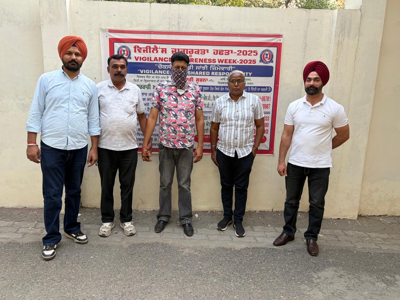 विजिलेंस ब्यूरो द्वारा 6,000 रुपये रिश्वत लेते प्रिंसिपल को रंगे हाथों काबू किया गया
