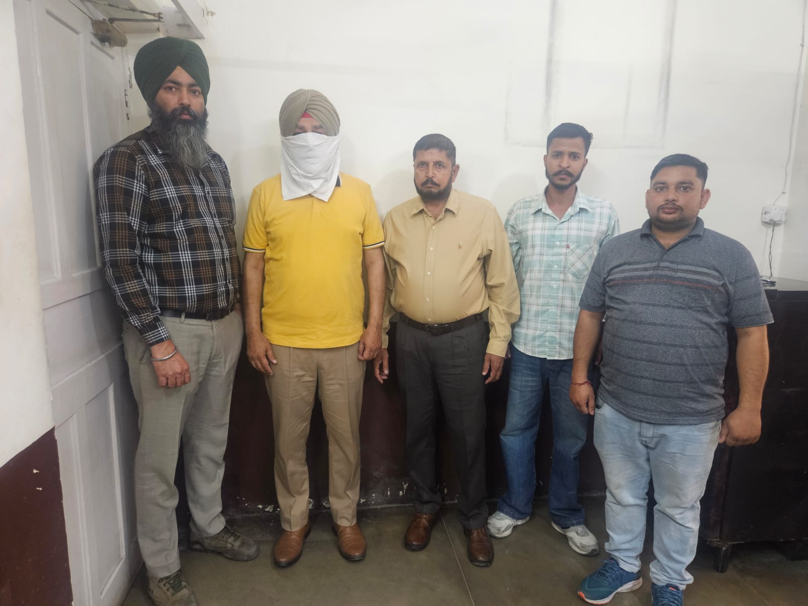 सतर्कता ब्यूरो ने 30,000 रुपये की रिश्वत लेते हुए इंस्पेक्टर को रंगे हाथों पकड़ा