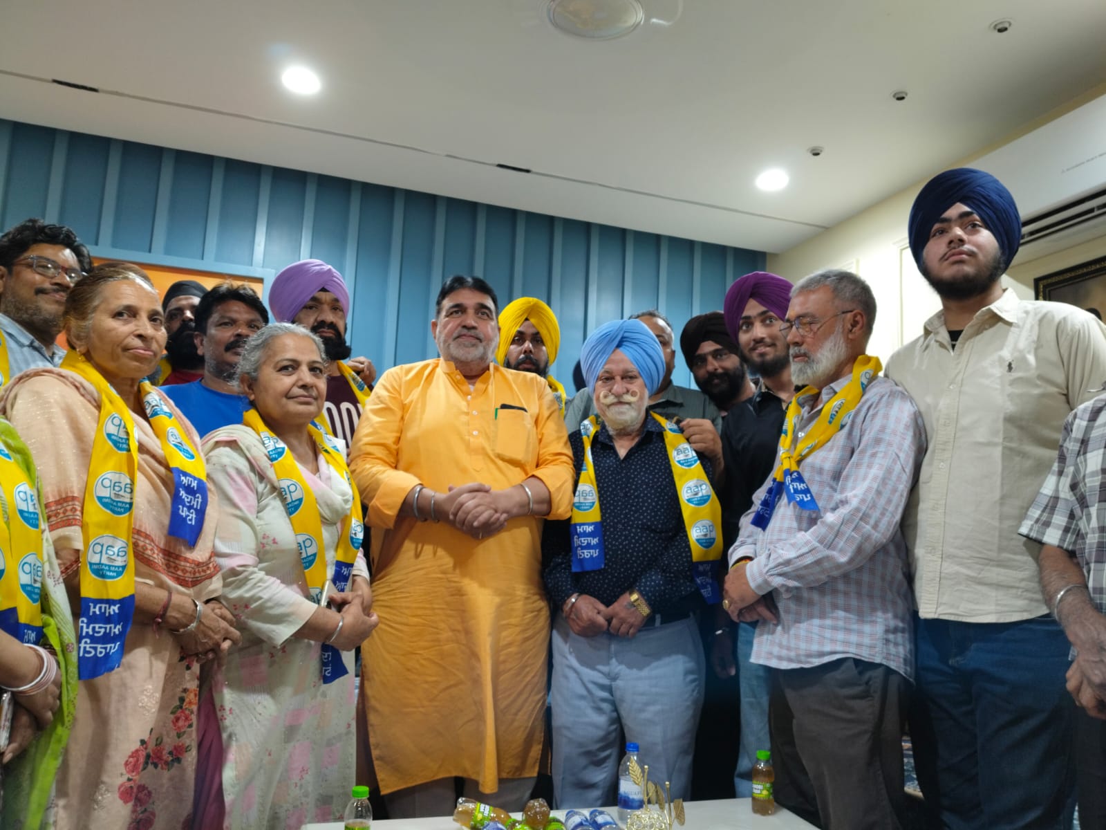 विधायक अशोक पाराशर पप्पी के नेतृत्व में विभिन्न दलों के नेता आम आदमी पार्टी में शामिल हुए।