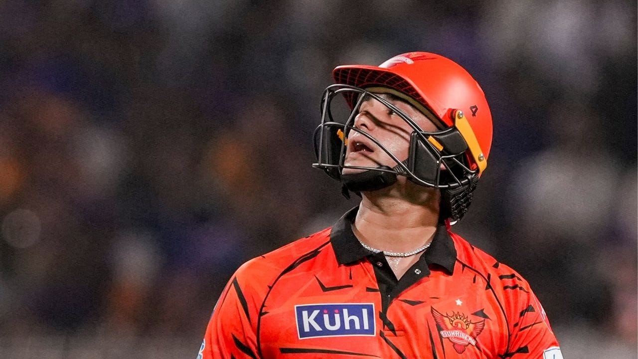 IPL 2026: जीत के बावजूद अभिषेक शर्मा को लगा बड़ा झटका; मैदान पर ‘गाली’ देना पड़ा भारी, BCCI ने काटी सैलरी