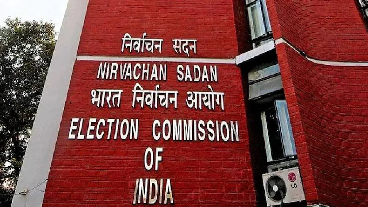 बंगाल चुनाव में EC का बड़ा एक्शन: पक्षपात के आरोप में ASP और SDPO समेत 5 पुलिस अधिकारी सस्पेंड, SP को भी चेतावनी