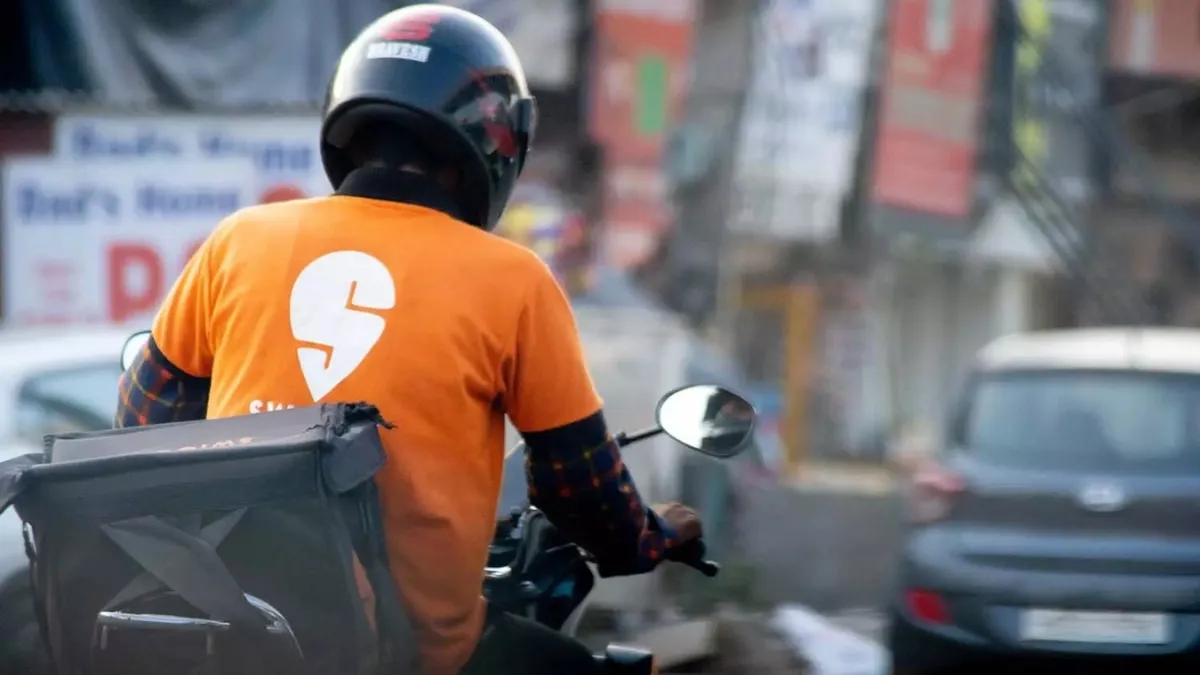 गिग वर्कर्स के लिए दिल्ली सरकार का बड़ा ऐलान: अब काम के बीच मिलेगा ‘रेस्ट सेंटर’ और सस्ता खाना; 717 परिवारों को मिलेंगे पक्के घर