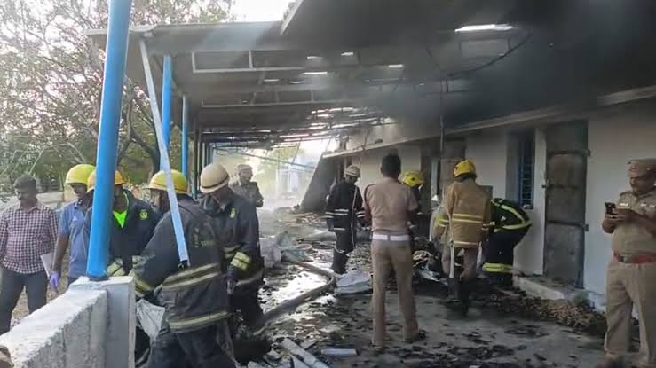 तमिलनाडु की पटाखा फैक्ट्री में भीषण विस्फोट: 18 की मौत, मलबे में दबे लोगों को निकालने का काम जारी
