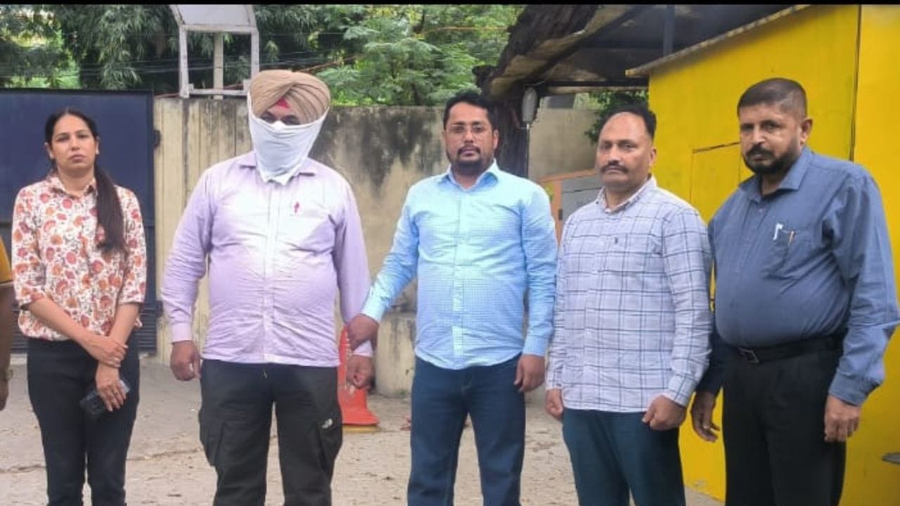 लुधियाना में अनोखी रिश्वत: ₹10,000 कैश और ‘Skechers’ के जूते लेते ASI गिरफ्तार; विजिलेंस की बड़ी कार्रवाई