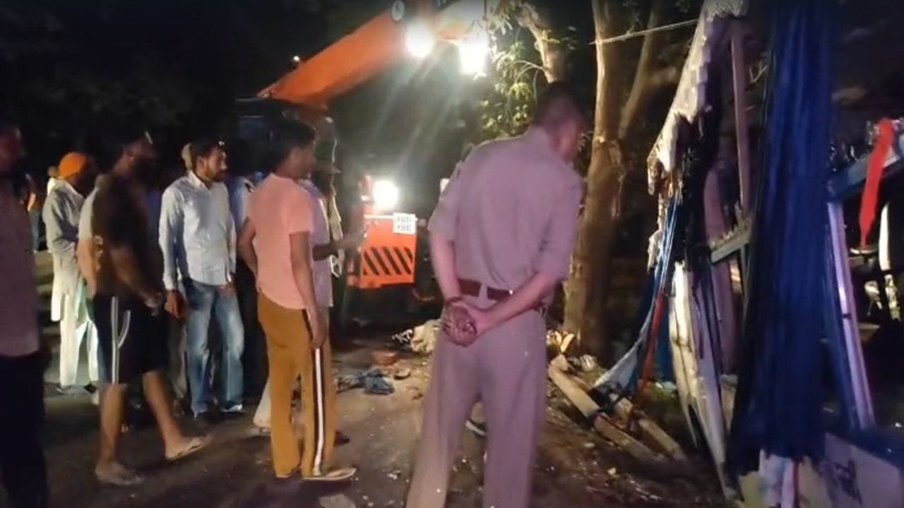 फतेहगढ़ साहिब में भीषण सड़क हादसा: श्रद्धालुओं से भरी बस पलटी, 6 की मौत और 25 घायल