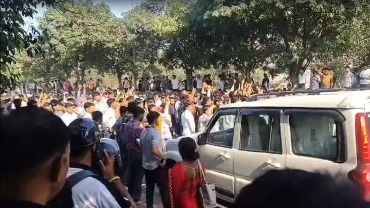 नोएडा में सैलरी पर संग्राम: पुलिस और मजदूरों के बीच हिंसक भिड़ंत; प्रदर्शनकारियों ने फूंकी गाड़ियां, पुलिस ने दागे आंसू गैस के गोले