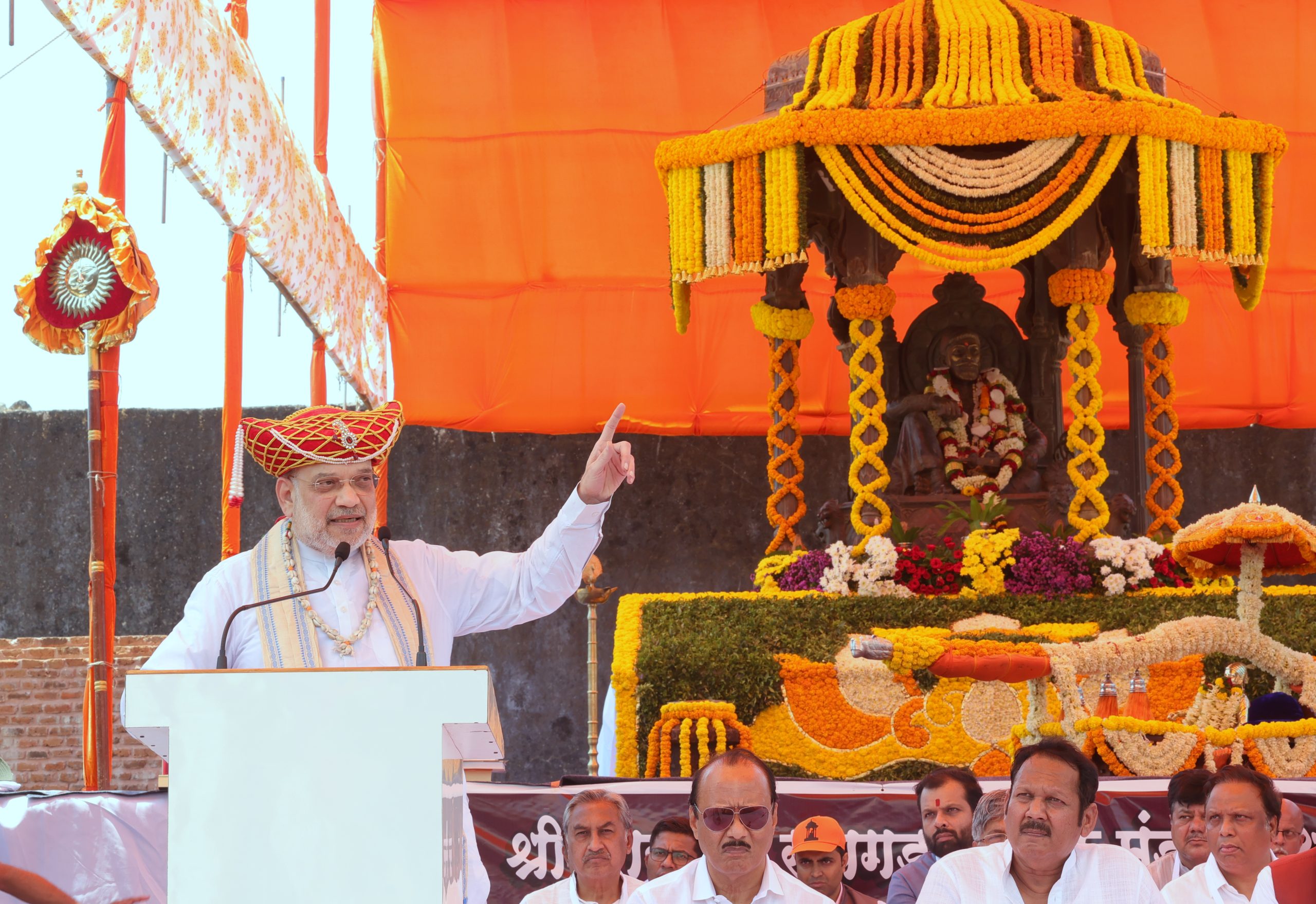 केंद्रीय गृह एवं सहकारिता मंत्री श्री अमित शाह ने छत्रपति शिवाजी महाराज को उनकी पुण्यतिथि पर नमन किया