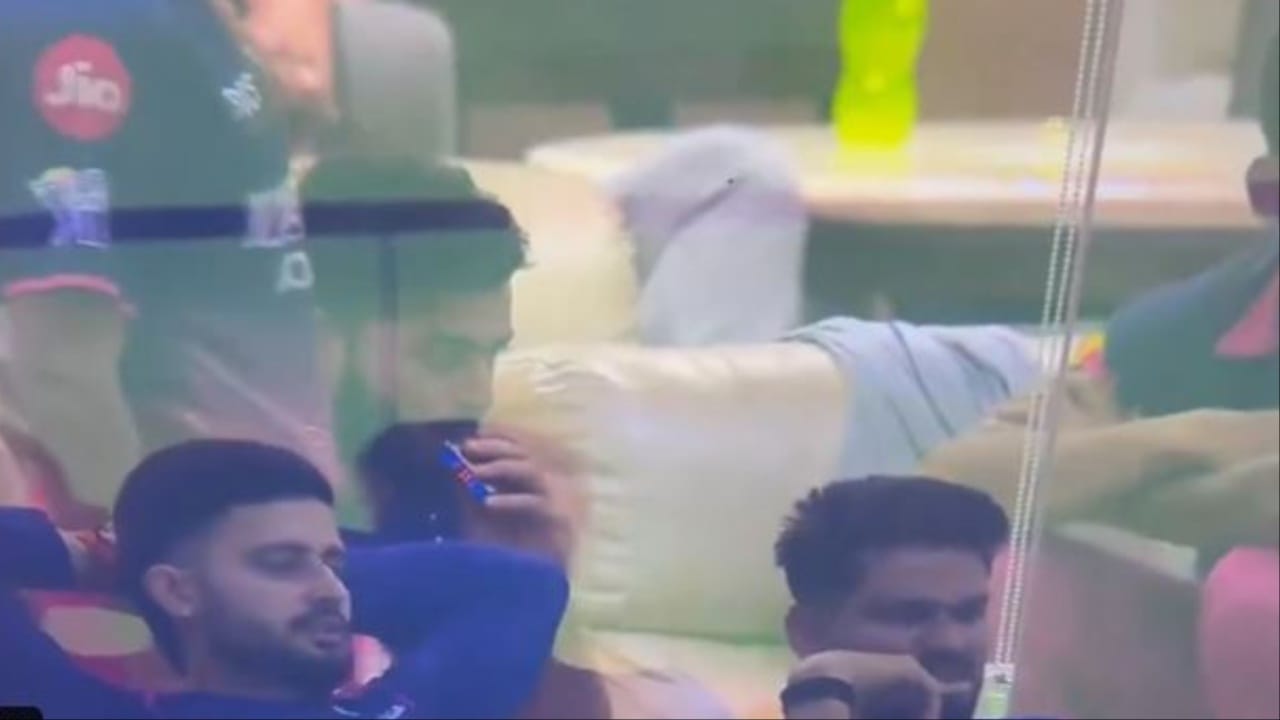 IPL 2026: ड्रेसिंग रूम में वैपिंग करते दिखे रियान पराग, क्या राजस्थान रॉयल्स के कप्तान पर होगी कानूनी कार्रवाई?