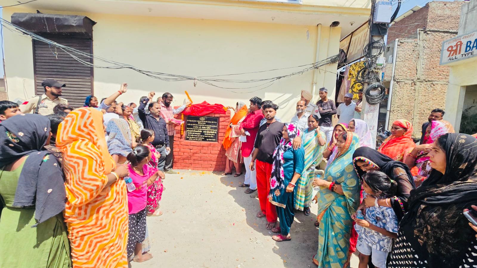 विधायक छीना ने वार्ड संख्या 33 में RMC सड़कों के निर्माण कार्य का किया उद्घाटन