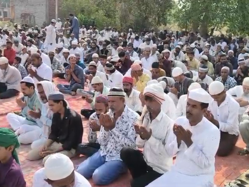 उत्तर प्रदेश में कड़ी सुरक्षा के बीच शांतिपूर्ण ढंग से अदा हुई बकरीद की नमाज, ड्रोन से रखी गई निगरानी