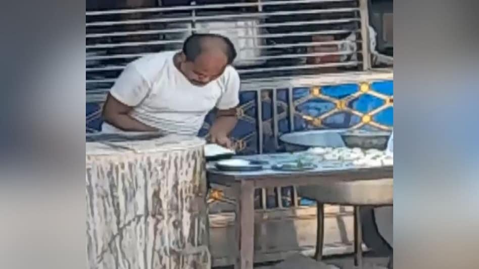 सहारनपुर: तंदूरी रोटी पर थूक लगाकर सेंकने का VIDEO वायरल, पुलिस ने होटल से दो आरोपियों को किया गिरफ्तार