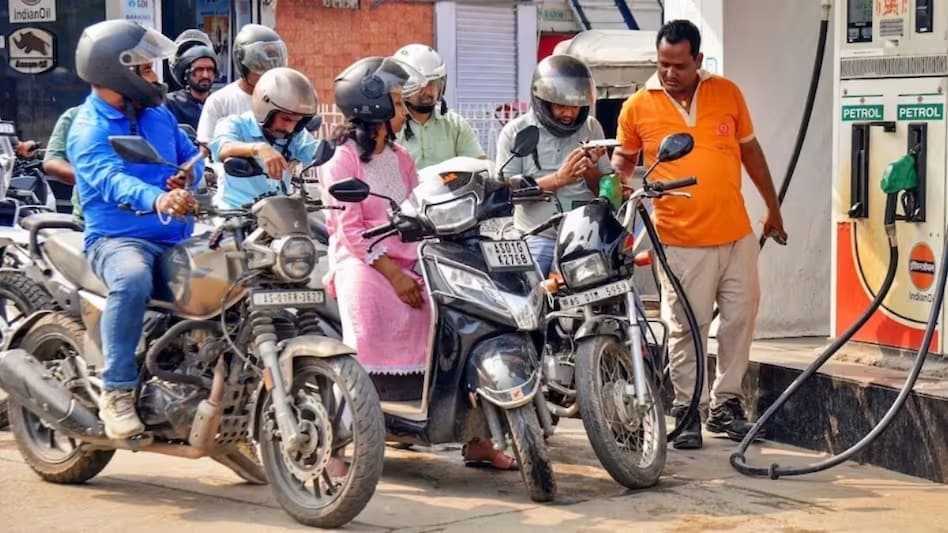 आम जनता पर महंगाई की दोहरी मार: 5 दिन में दूसरी बार बढ़े पेट्रोल-डीजल के दाम, जानें अपने शहर के नए रेट