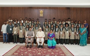 उपराष्ट्रपति ने सरकारी स्कूलों में उत्कृष्टता को प्रोत्साहित करने का आह्वान कियाउपराष्ट्रपति ने छात्रों से कहा- ‘ईमानदारी से कड़ी मेहनत करो, सफलता में विनम्र रहो’