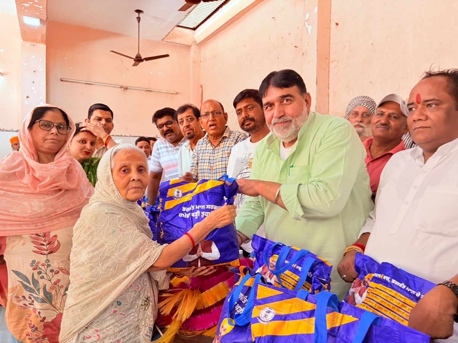 MLA पप्पी पराशर ने गणेश नगर में राशन किट और स्मार्ट राशन कार्ड बांटे