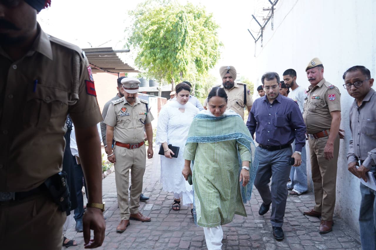 डिस्ट्रिक्ट एंड सेशंस जज ने सेंट्रल जेल, बोरस्टल और महिला जेल का सरप्राइज चेक किया