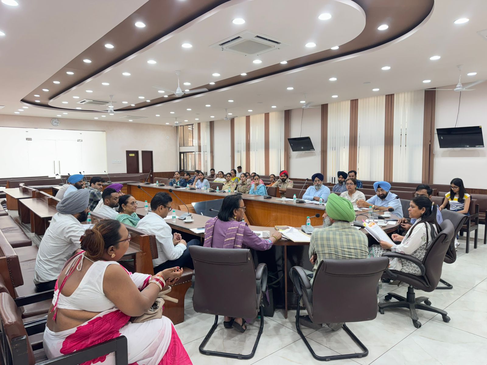लुधियाना के ट्रांसजेंडर प्रोटेक्शन सेल ने बचत भवन में अपनी दूसरी औपचारिक बैठक सफलतापूर्वक आयोजित की, जिसमें कल्याणकारी पहलों की प्रगति की समीक्षा की गई और ट्रांसजेंडर समुदाय के समर्थन के ढांचे को और मजबूत करने पर जोर दिया गया।