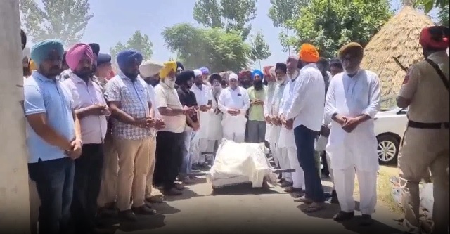 ड्यूटी पर जाते समय गोलियों का शिकार हुए पुलिस एएसआई जोगा सिंह का राजकीय सम्मान के साथ अंतिम संस्कार, राजनीतिक नेताओं ने मौजूदा सरकार पर उठाए सवाल पत्रकार: लवप्रीत सिंह खुशी पुर