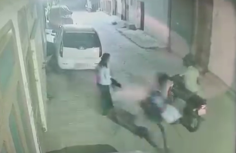 युवती से लूट की वारदात CCTV में कैद, चाकू दिखा बदमाशों ने छीना बैग देर रात काम से घर लौट रही युवती को बाइक सवार लुटेरों ने बनाया निशाना