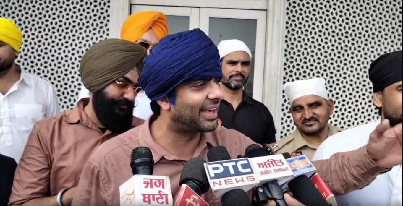 पंजाबी सिंगर मनकीरत औलख ने सचखंड श्री हरमंदिर साहिब में माथा टेकानई EP रिलीज़ होने के बाद उन्होंने गुरु घर जाकर अपना शुक्रिया अदा किया