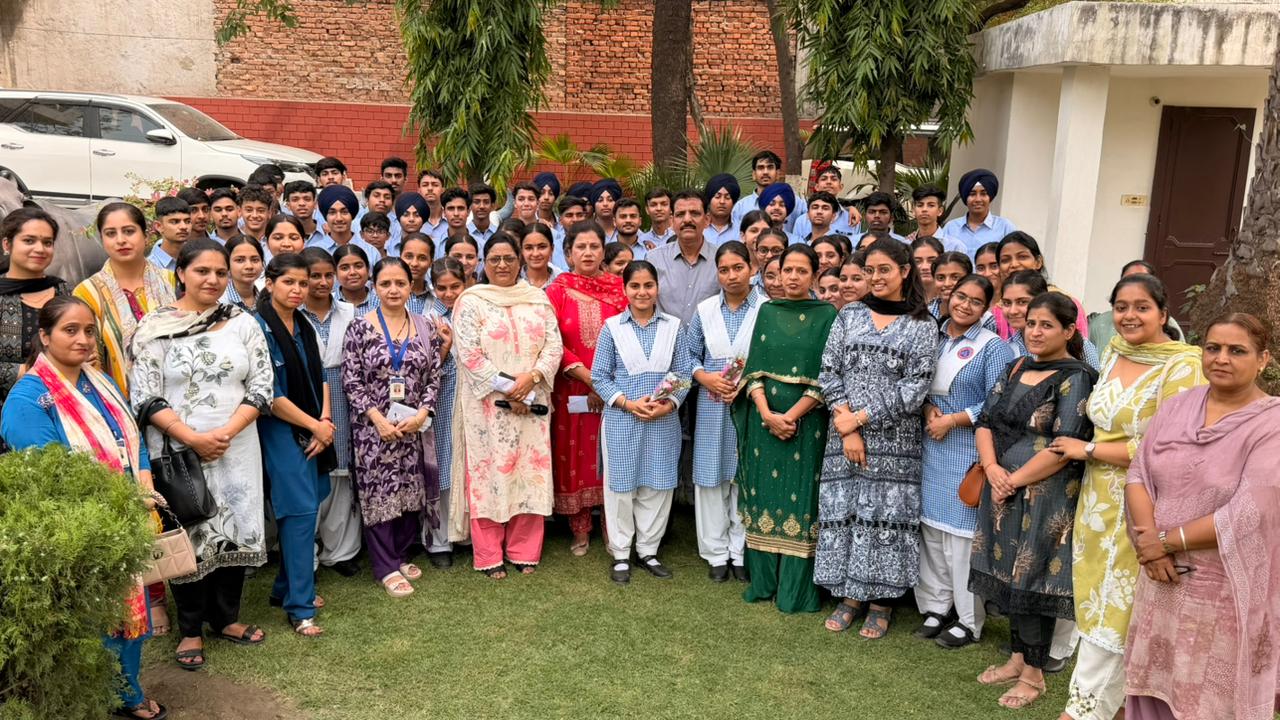 डॉ. एवीएम पब्लिक सीनियर सेकेंडरी स्कूल का दसवीं का परिणाम रहा शत-प्रतिशत