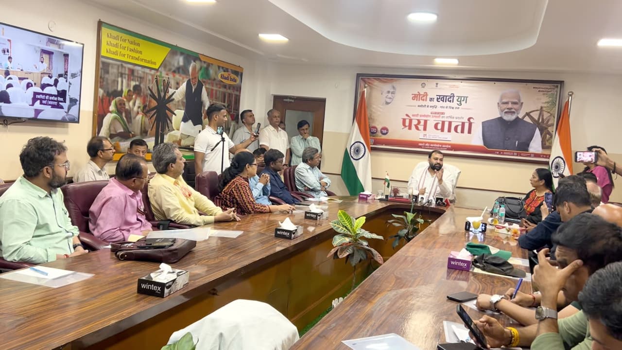प्रधानमंत्री श्री नरेंद्र मोदी के मार्गदर्शन में खादी और ग्रामोद्योग आयोग (केवीआईसी) ने प्रदर्शन के नए आयाम स्थापित किए।
