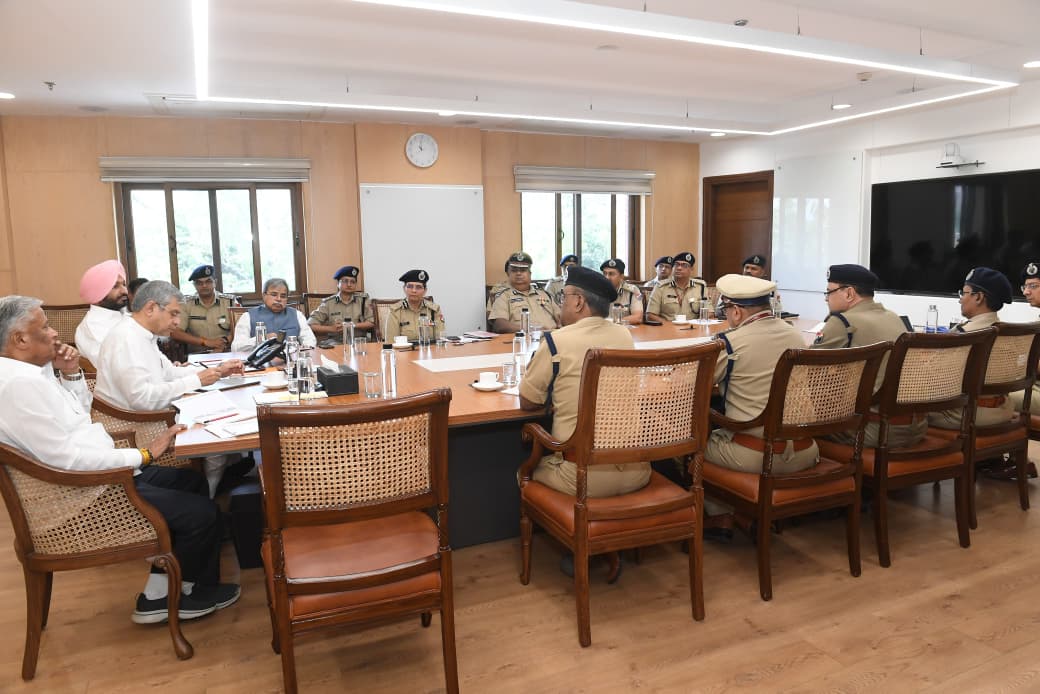 रेलवे ने यात्रियों से यात्रा के दौरान सतर्क और सावधान रहने का आग्रह किया