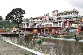 चामुंडा देवी मंदिर के बाहर गंदे पानी से श्रद्धालु परेशान, बीमारियों का खतरा बढ़ाडेयरी संचालक सड़क पर छोड़ रहे हैं गंदा पानी, स्कूली छात्र भी हो रहे प्रभावित