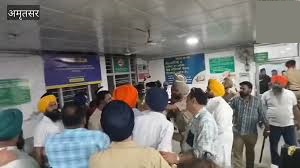 अमृतसर सिविल अस्पताल में कांग्रेसी और अकाली कार्यकर्ताओं के बीच हाथापाई, तस्वीरें आईं सामने