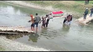 जम्मू में टूटा पुल बना ग्रामीणों की मुसीबत, जान जोखिम में डाल नदी पार कर स्कूल और धार्मिक स्थलों तक पहुंच रहे लोग