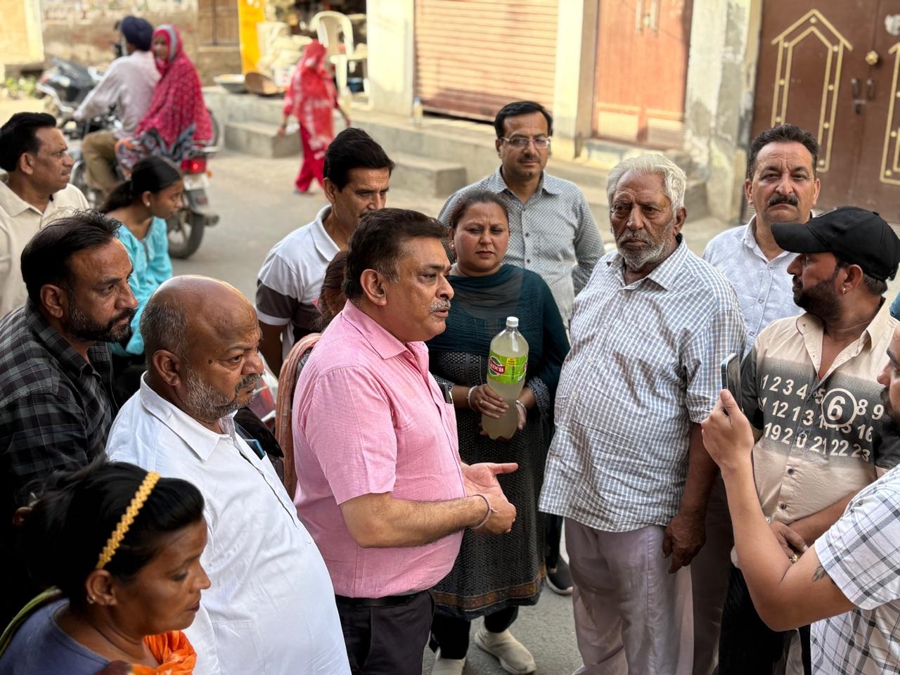 फतेह सिंह कॉलोनी गली न:11 से 15 में दूषित पानी की समस्या गंभीर; विधायक और निगम की नाकामी के खिलाफ भड़के डॉ. राम चावला:विक्रमजीत सिंह/ तरजिंदर सिंह)