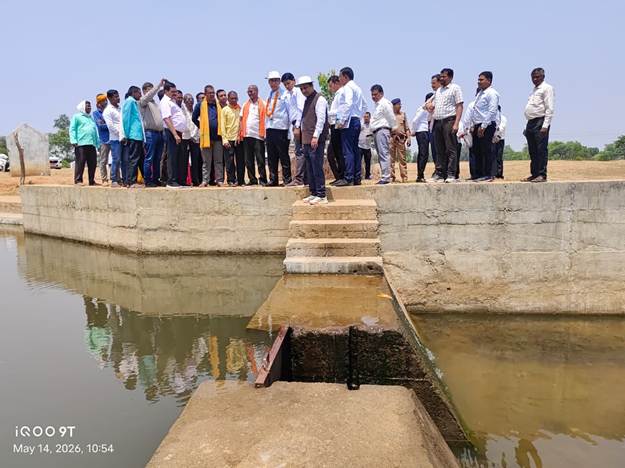 छत्तीसगढ़ के धमतारी जिले में भूमि संसाधन विभाग के सचिव श्री नरेंद्र भूषण ने वाटरशेड विकास परियोजनाओं की समीक्षा की