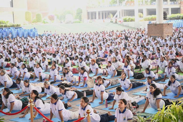 अंतराष्ट्रीय योग महोत्सव 2026: 50 दिन पहले 6 हजार लोगों ने भुजंगासन कर बनाया एशिया रिकॉर्ड
