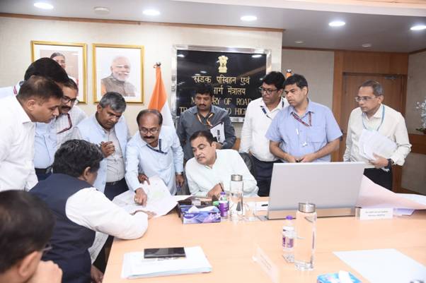 केंद्रीय मंत्री नितिन गडकरी ने महाराष्ट्र में प्रस्तावित हाई-स्पीड और हाई-डेंसिटी कॉरिडोर और राज्य बीओटी राष्ट्रीय राजमार्ग परियोजनाओं की समीक्षा की