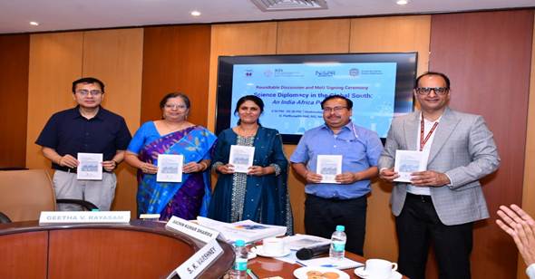 NISCPR-RIS के बीच विज्ञान एवं नवाचार नीति को मजबूत करने के लिए MoU पर किए हस्ताक्षर