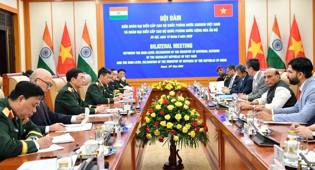 रक्षा मंत्री श्री राजनाथ सिंह और वियतनाम के उप-प्रधानमंत्री एवं रक्षा मंत्री जनरल फान वान जियांग ने हनोई में द्विपक्षीय वार्ता की