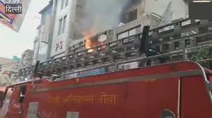 दिल्ली के शास्त्री पार्क फर्नीचर बाजार में भीषण आग, दमकल की देरी से भड़के लोग