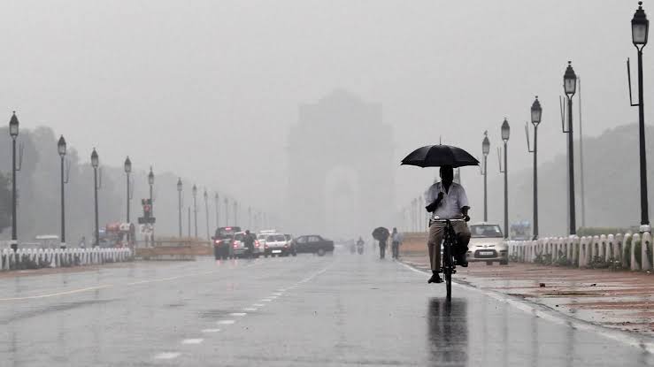 देशभर में मौसम का बदला मिजाज: दिल्ली में येलो अलर्ट, पहाड़ों पर बर्फबारी और कई राज्यों में बारिश की चेतावनी
