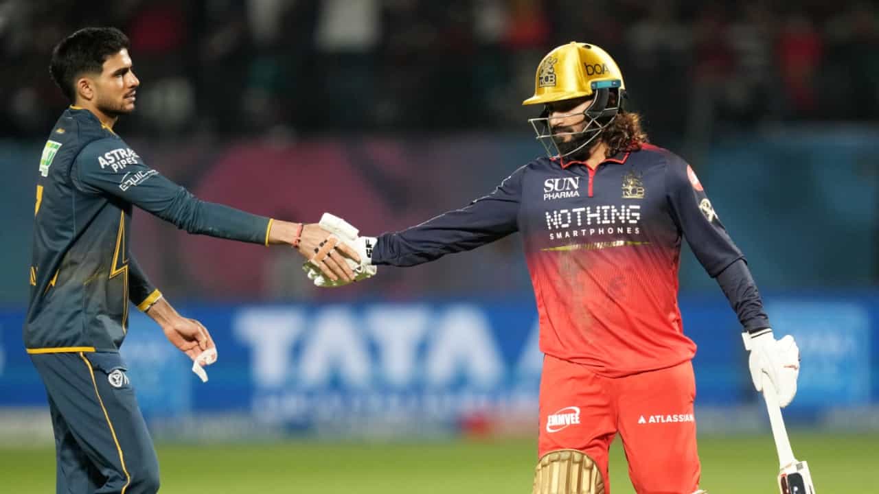 RCB vs GT Qualifier 1: IPL 2026 के फाइनल में पहुंची रॉयल चैलेंजर्स बेंगलुरू, 3 गेंद में 2 गलतियों की वजह से हारा गुजरात