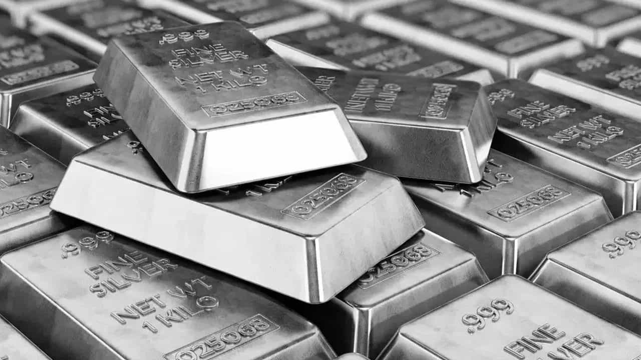 सोने के बाद अब चांदी की बारी: सरकार ने चांदी के आयात पर कसी नकेल, इंपोर्ट के लिए लेनी होगी मंजूरी