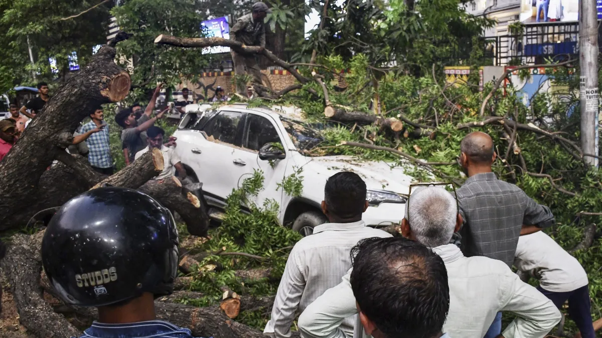 उत्तर प्रदेश में आंधी-तूफान का तांडव: 15 लोगों की मौत, फतेहपुर और भदोही में भारी तबाही