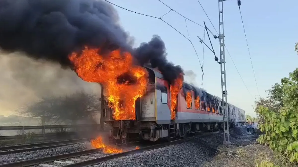 रतलाम में राजधानी एक्सप्रेस के AC कोच में लगी भीषण आग, बाल-बाल बचे 68 यात्री; दिल्ली-मुंबई ट्रैक ठप