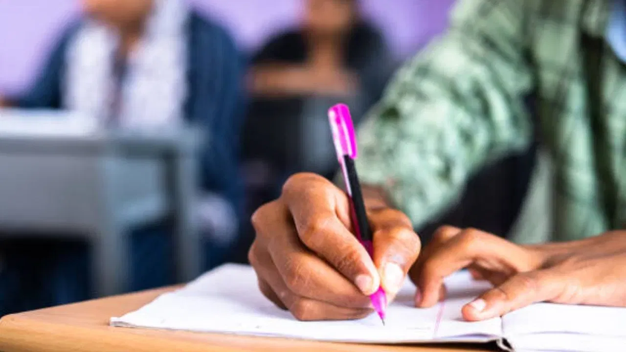 NEET UG 2026: परीक्षा से पहले व्हाट्सएप पर वायरल हुए सवाल; राजस्थान SOG की जांच में बड़ा खुलासा