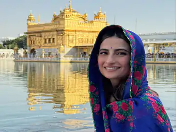 गोल्डन टेंपल पहुंचीं एक्ट्रेस पलक तिवारी: नीले सूट में माथा टेका, आधे घंटे बैठकर सुनी गुरबाणी; साझा किया अनुभव